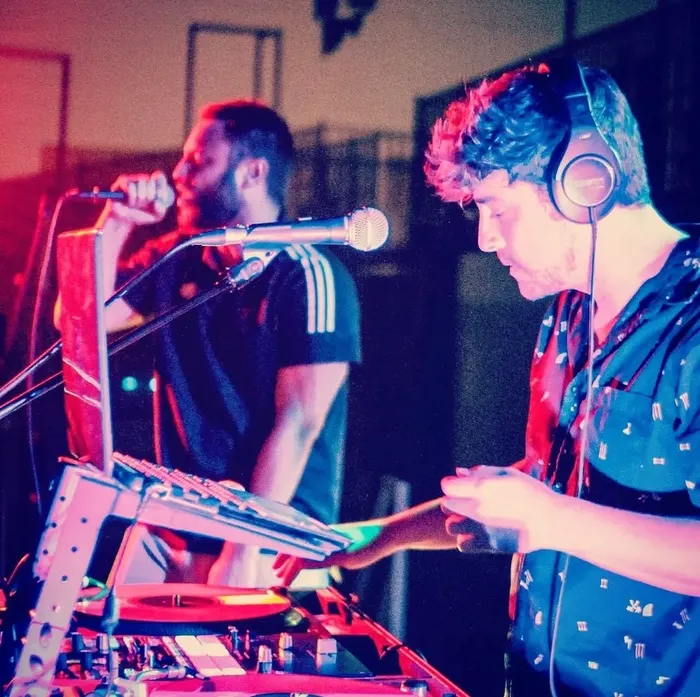 Cherry pinchando en directo en un evento, junto a un MC