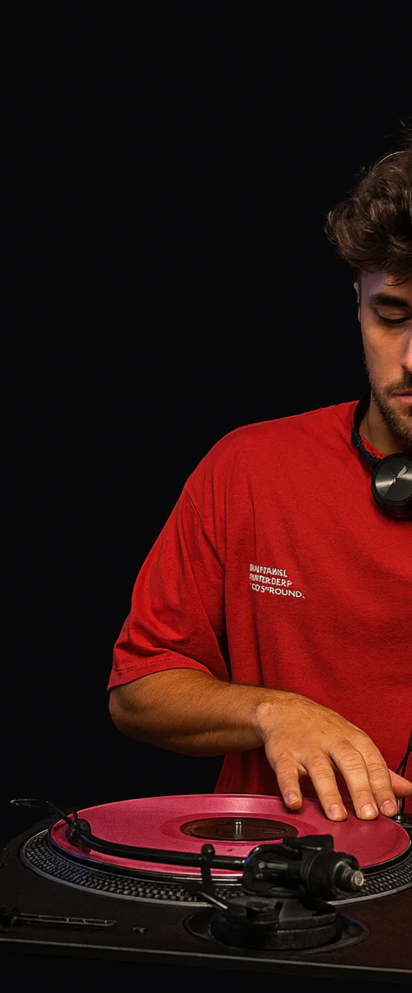 Cherry, DJ en Antequera, haciendo scratch sobre un vinilo rosa